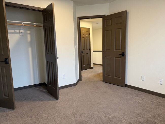 Building Photo - Stunning 4 Bedroom Townhome - $500 SPECIAL MOVE IN CREDIT