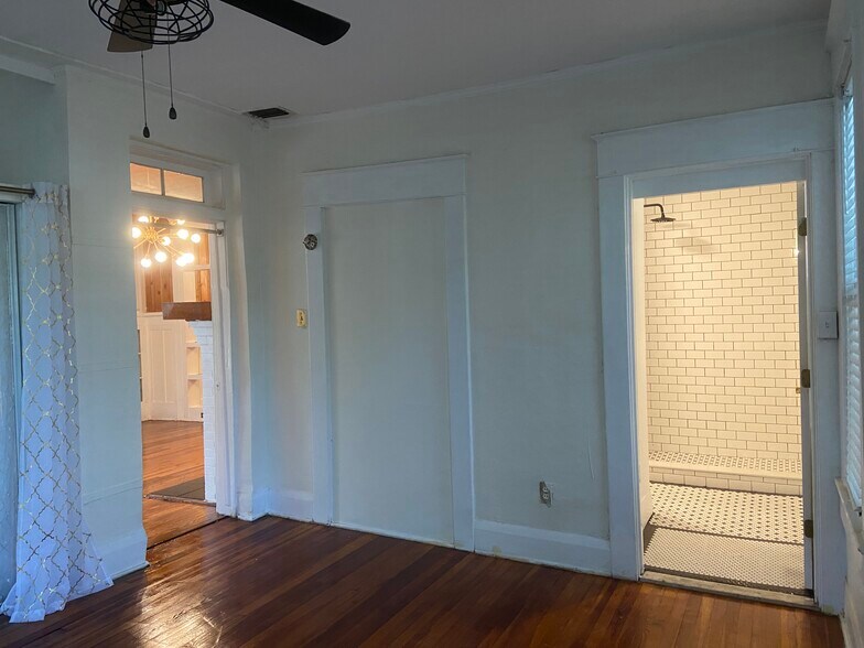 Building Photo - 616 W Azeele St