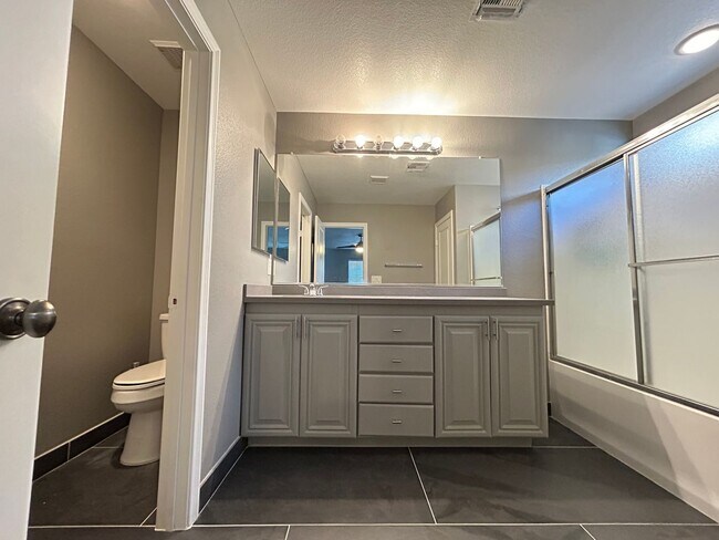 Building Photo - Desirable Split-Level 4-Bedroom Home in Southwest!