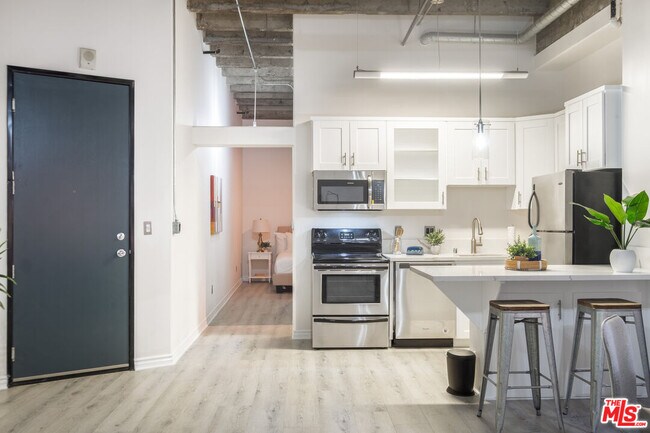 Building Photo - 312 W 5th St