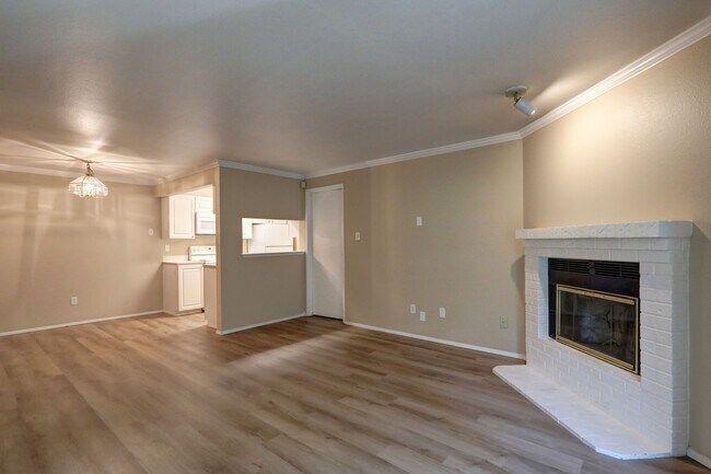 Building Photo - 2 Bedroom Ground Floor Condo in the Heart of Woodinville!