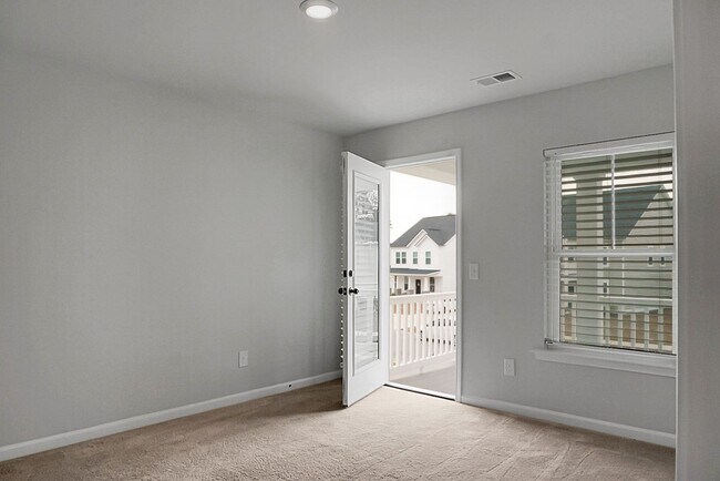 Building Photo - 5 Bedroom, 3.5 Bath, Beautiful Summerville Home, Master on Main