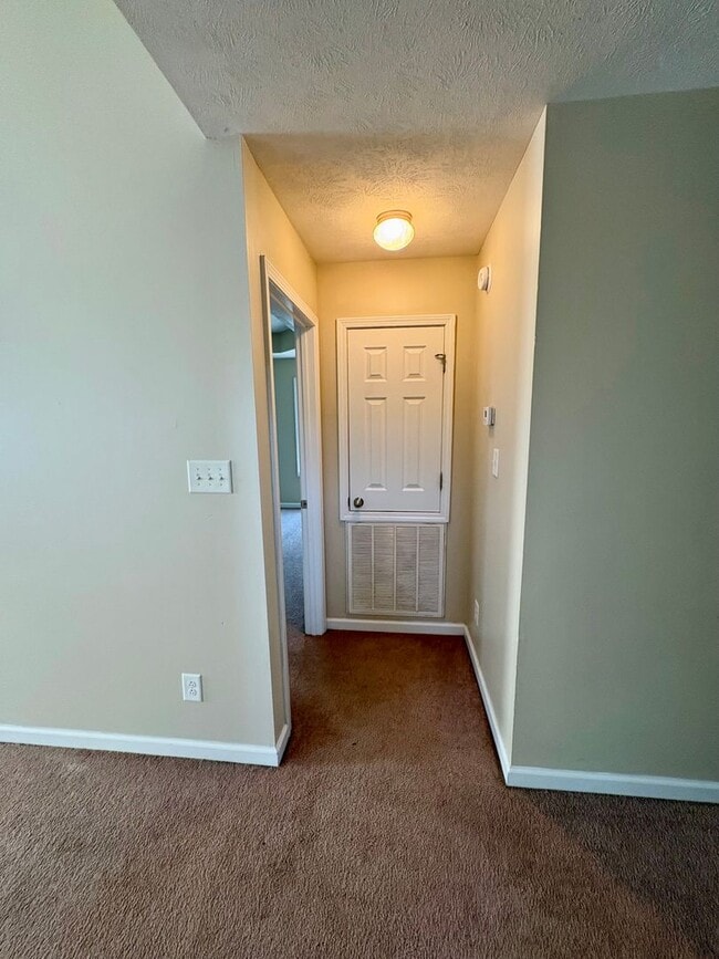 Building Photo - Nice home awaiting you to call home today- close to shopping and dining