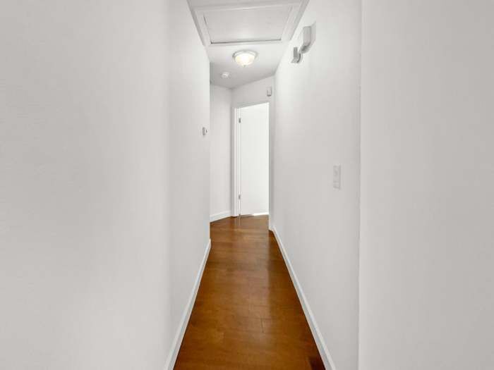 Building Photo - 1041 Shenencock Way