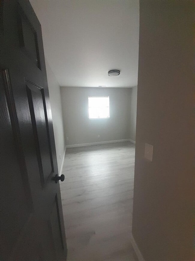 Building Photo - 2 Bedroom , 1 Bathroom Apartment!