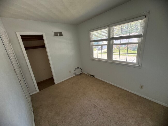 Building Photo - 3 bed 1.5 bath home in Bettendorf!