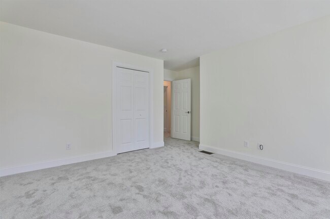 Building Photo - 22 Reeds Ferry Way
