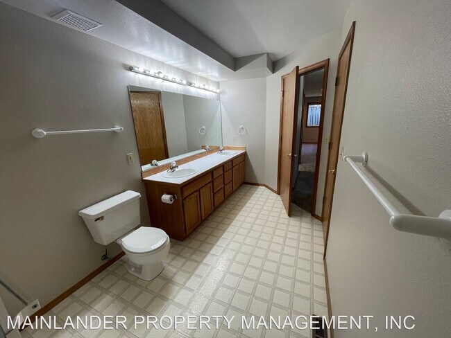 Building Photo - 3 br, 2.5 bath House - 2438 SOUTHSLOPE WAY
