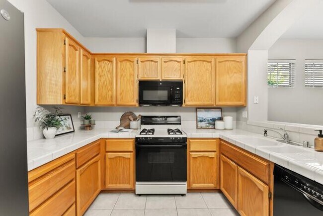 Building Photo - Beautiful 3 Bedroom 2 Bathroom in Gated Community of Folsom, CA!