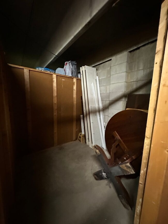 Building Photo - Rare rental opportunity conveniently locat...