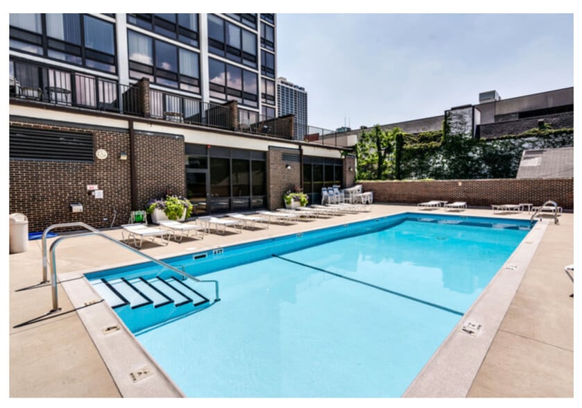 Heated Pool - 1636 N Wells St
