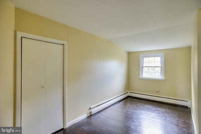 Building Photo - 107 E 6th St