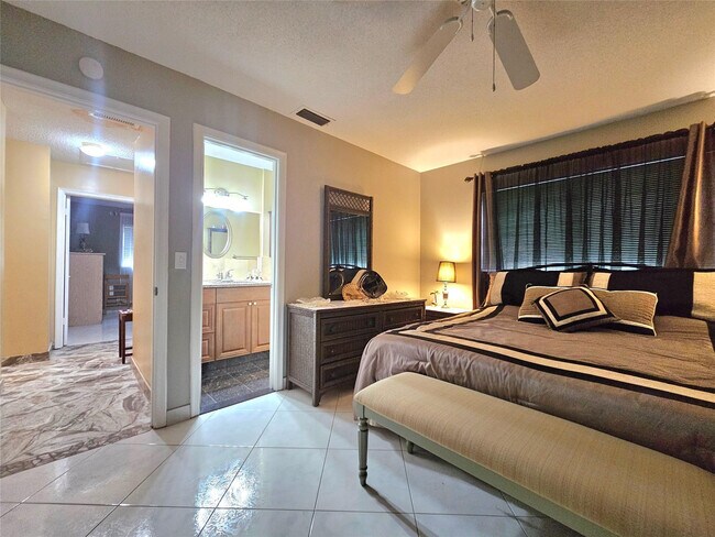 Building Photo - 2141 NE 1st Ct