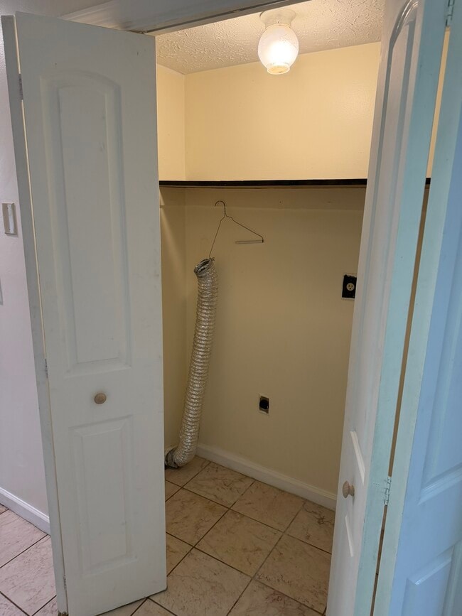 Building Photo - 557 Whitehall Ln