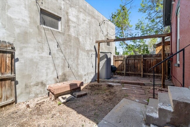 Building Photo - 1103 Lipan St