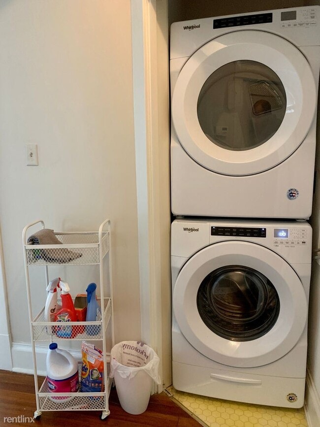 Building Photo - 3 br, 2 bath House - 39 University Circle #2