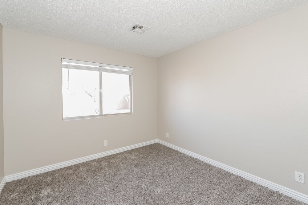 Building Photo - 390 Newbury Ct