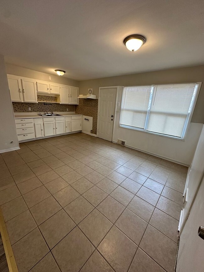 Building Photo - 4 Bed 1 Bath