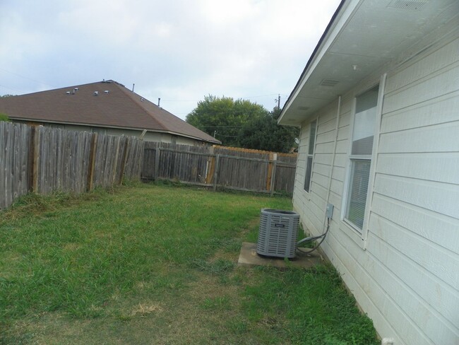 Building Photo - 2221 Creekside Ln