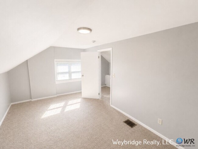Building Photo - 862 Academy Ave