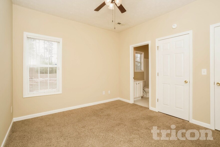 Building Photo - 585 Chastleton Dr
