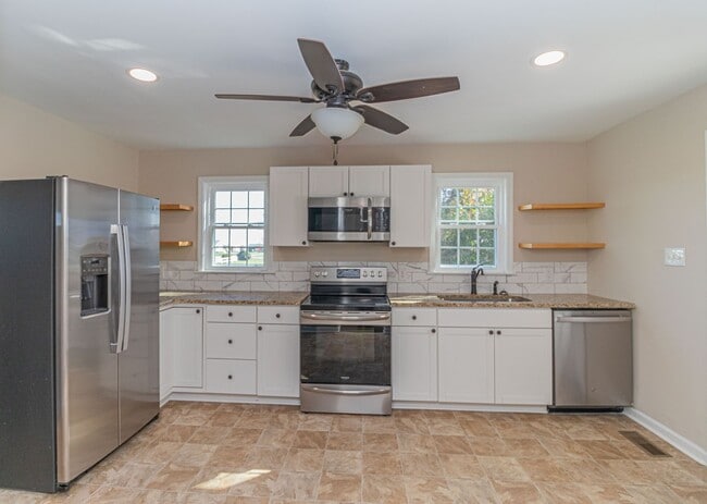 Building Photo - Cute 3 Bed/2 Bath Farmhouse!