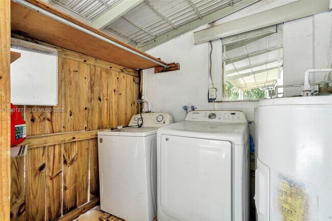 Building Photo - 2419 Coolidge St