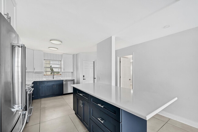 Building Photo - 3051 NE 48th St