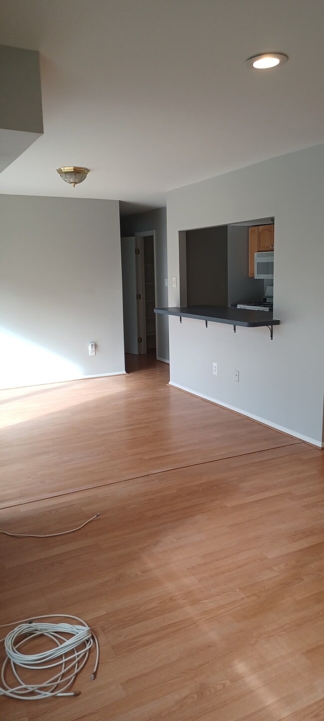 living /dining room - 8001 Chanute Pl
