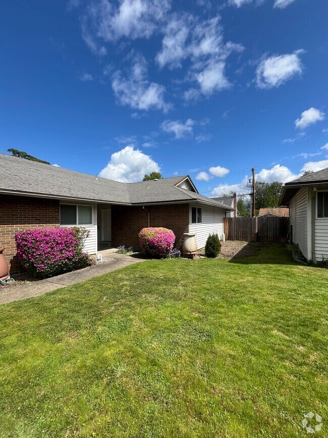 Building Photo - Updated 2-Bedroom Duplex in Prime Beaverto...