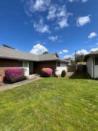 Building Photo - Updated 2-Bedroom Duplex in Prime Beaverto...