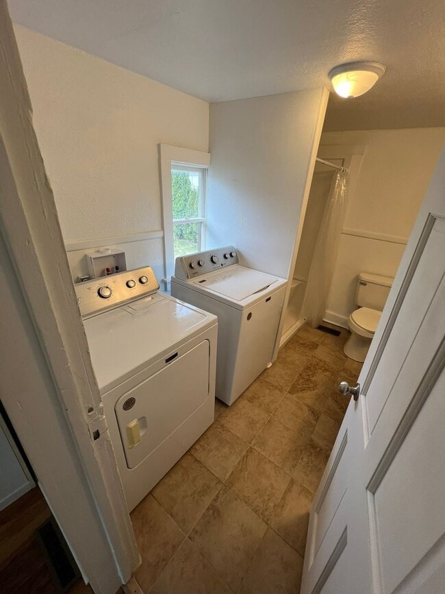 Building Photo - 2 bedroom house, huge 2 car garage, large ...