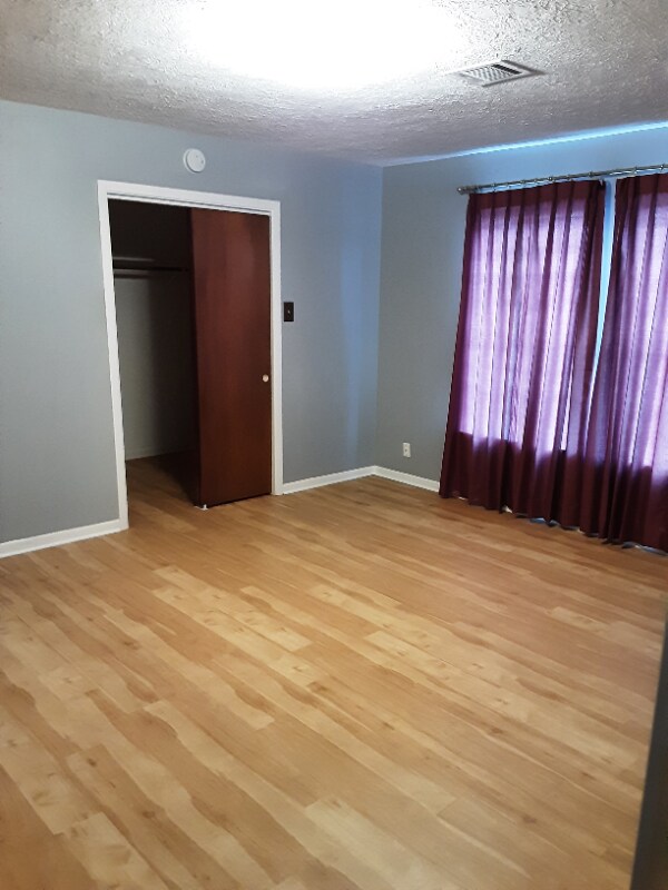 Building Photo - 2401 Lone Oak Rd