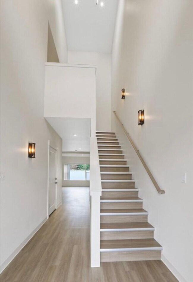 Building Photo - South Hill Townhomes