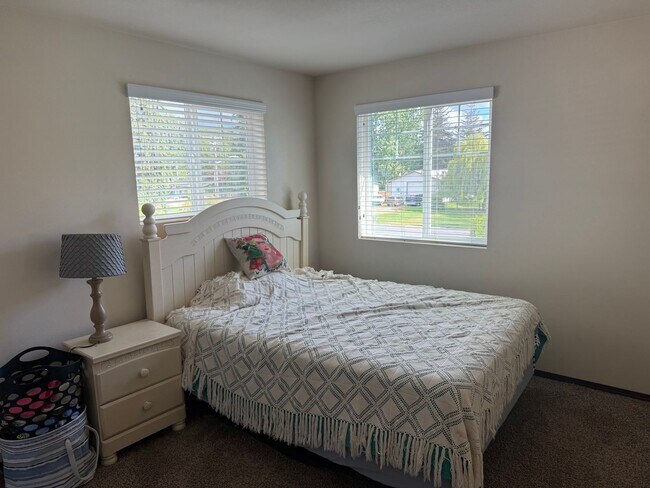 Building Photo - 4  Bedroom House in Burlington