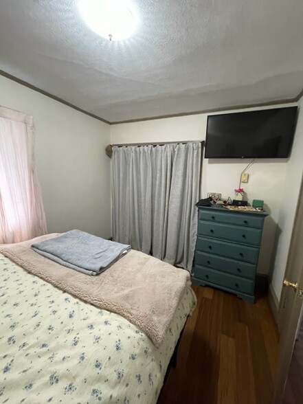 Bedroom - 120 N Main St