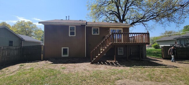 Building Photo - 3-4 bedroom bi level