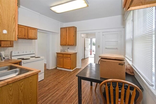 Building Photo - Inviting 4 Bed, 2 Bath in GU District! (GU Off-Campus Housing - Preleasing for June 2026)