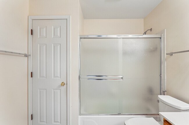 Building Photo - 984 Park Hill Cir