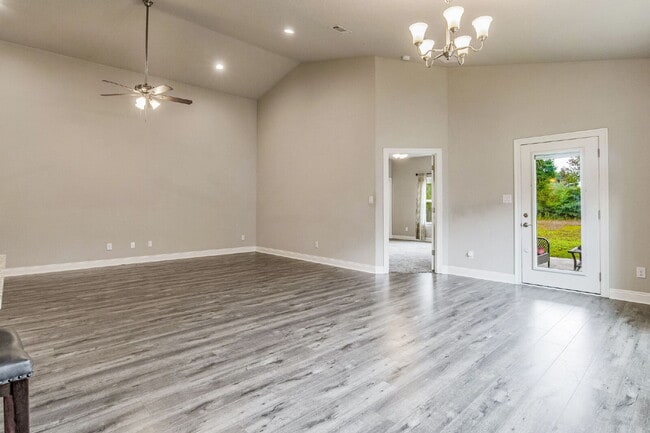 Building Photo - This beautifully maintained 3-bedroom, 2-bathroom residence offers the perfect blend of comfort, ...