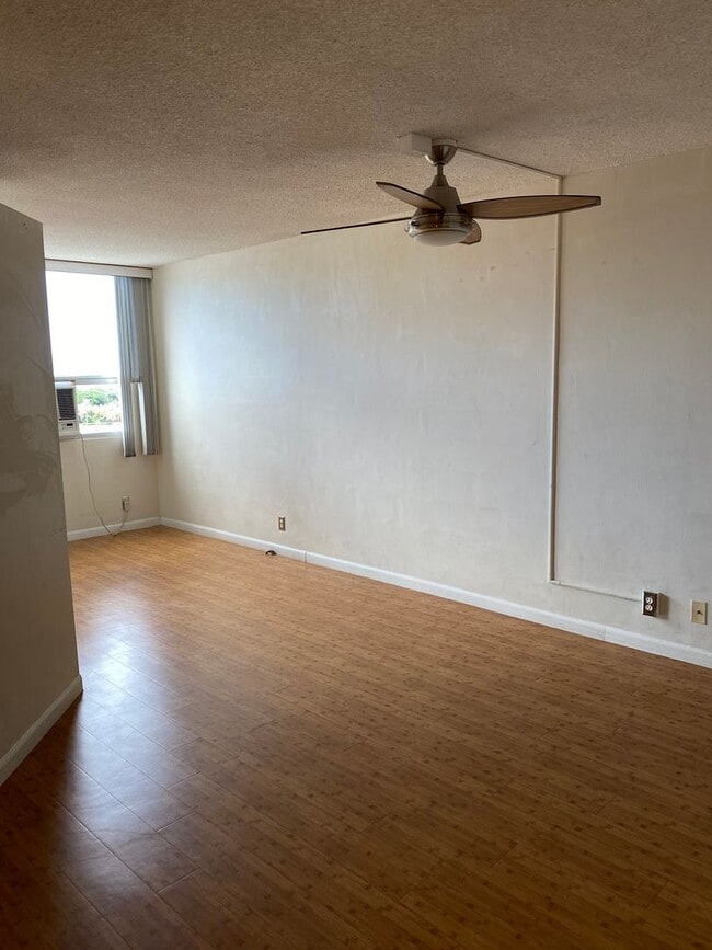 Building Photo - Leilehua - Spacious One Bedroom with Secur...