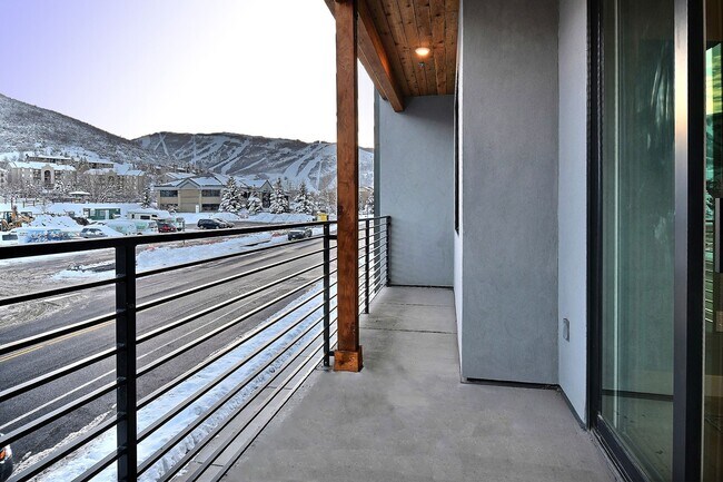 Building Photo - TOP FLOOR, ONE BEDROOM CONDO IN PROSPECTOR!