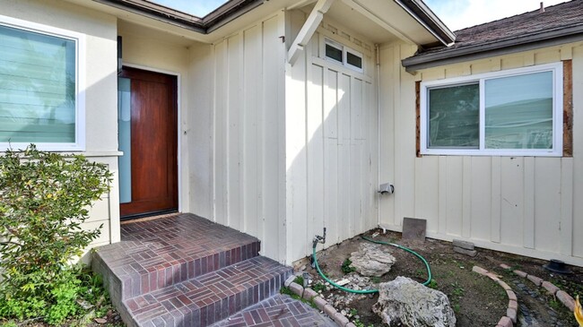 Building Photo - Spacious Home in Garden Grove for Lease