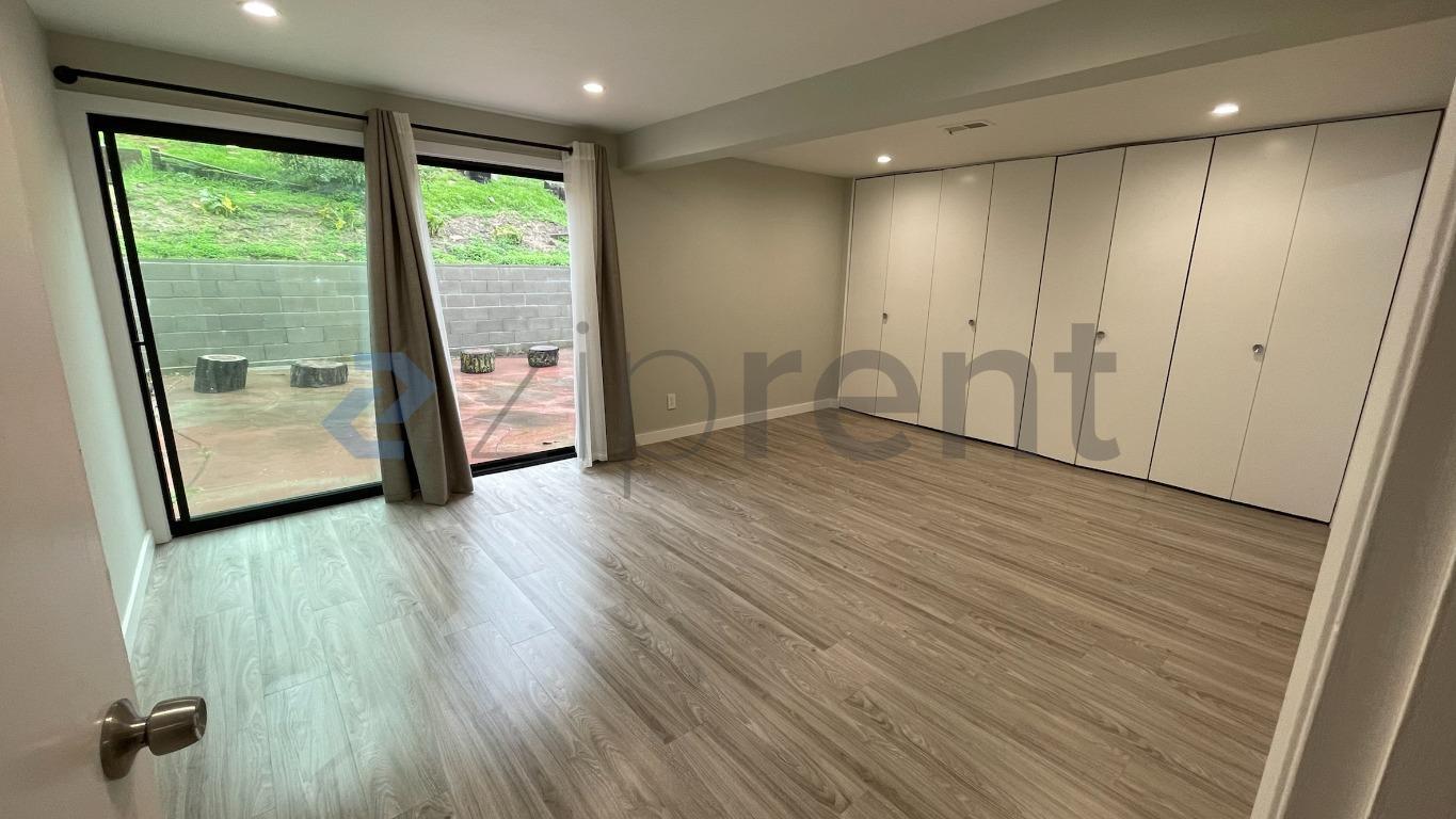 Building Photo - Unit