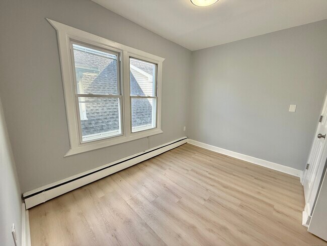 Building Photo - 748 Maple St