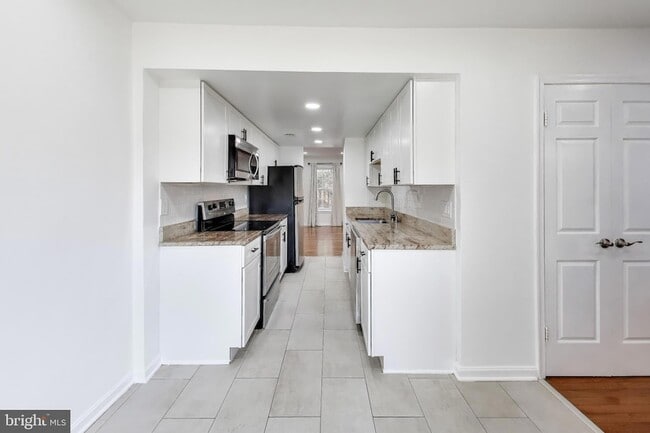 Building Photo - 20210 Maple Leaf Ct