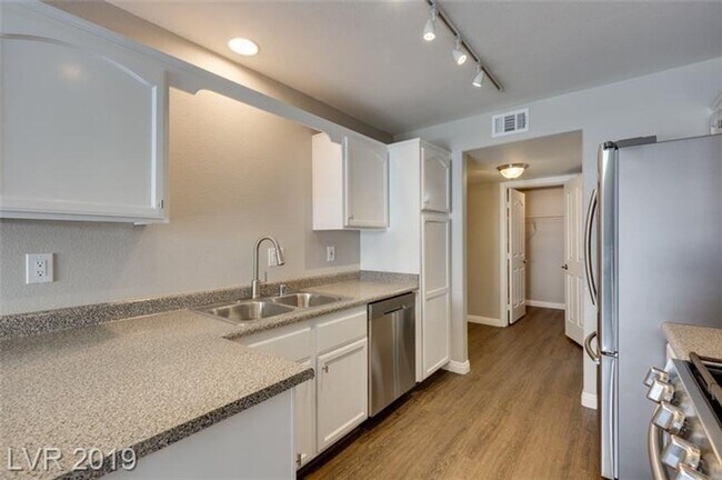 Building Photo - Charming 3-Bedroom Henderson Townhome