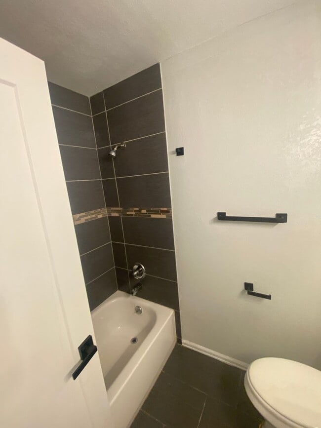 Building Photo - Renovated 3 bed, 2.5 bath Townhome in Aurora