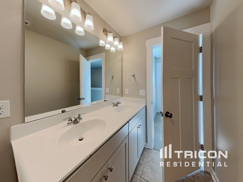 Building Photo - 4941 Kingdom Dr