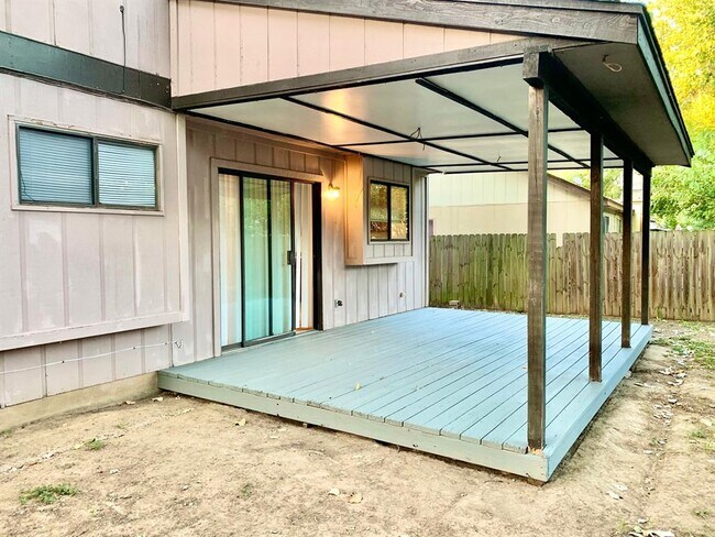 Building Photo - 1707 Honeysuckle Ln
